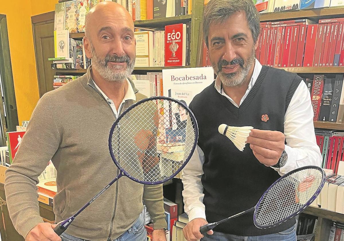 Juan del Val, en San Sebastián posando con Andoni Azurmendi en la librería Donosti.